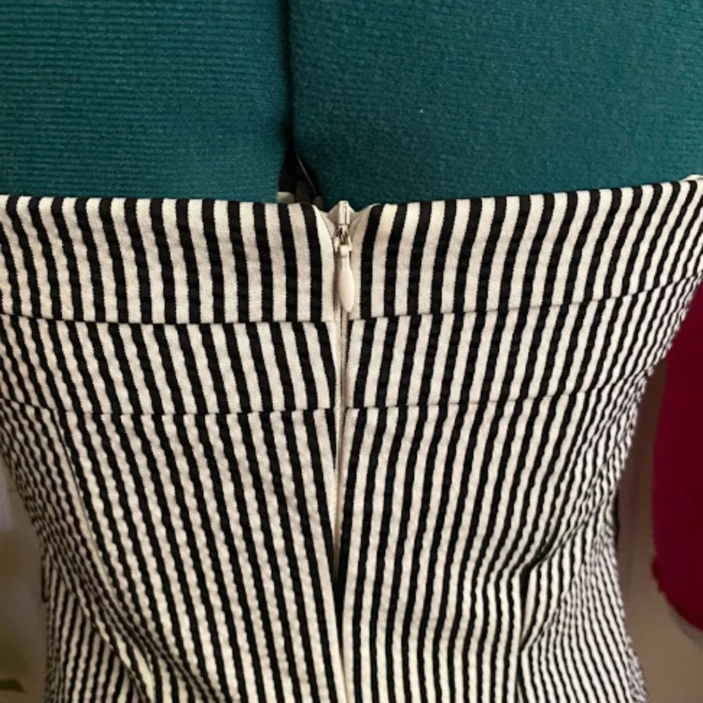 Trina Turk black and white seersucker dress sz 2 - Picture 5 of 7